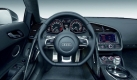 Fast wie im Renncockpit - Kohlefaser und Aluminium strahlen absolute Sportlichkeit aus. Dennoch achtet Audi auch auf geflliges Design. Foto: pi