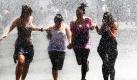 (v.l.) Katja, Nese, Leina und Elena laufen am Mittwoch (09.06.2010) durch die Wasserfontänen des Brunnens am Karlsplatz (Stachus) in München (Oberbayern). Bei sommerlichem Wetter und Temperaturen über 30 Grad verschafft der Brunnen eine willkommene Abkühlung. Foto: Stephan Jansen dpa/lby +++(c) dpa - Bildfunk+++ Foto: dpa