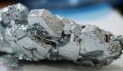 In der Natur kommt Gallium meist nur als Beimischung in Aluminium-, Zink- oder Germaniumerzen vor. Gallium wird als Nebenprodukt bei der Aluminiumherstellung aus Bauxit gewonnen. Der größte Teil des Galliums wird zum Halbleiter Galliumarsenid weiterverarbeitet, der vor allem für Leuchtdioden verwendet wird. Foto: Aiyizo/Creative Commons License