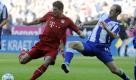 Munich's Mario Gomez, left, and Berlin's Roman Hubnik of Czech Republic challenge for the ball during the German first division Bundesliga soccer match between FC Bayern Munich and Hertha BSC Berlin in  Munich southern Germany, Saturday, Oct. 15 , 2011. (AP Photo/Kerstin Joensson) - NO MOBILE USE UNTIL 2 HOURS AFTER THE MATCH, WEBSITE USERS ARE OBLIGED TO COMPLY WITH DFL-RESTRICTIONS, SEE INSTRUCTIONS FOR DETAILS - Foto: dapd
