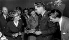 ARCHIV - Elvis Presley ist am 2. Oktober 1958 in Friedberg (Hessen) nach einer Pressekonferenz von Journalisten un Fans umringt. Fans hatten die Ankunft des Sängers in der Wetterau vor 50 Jahren sehnsüchtig erwartet. Der amerikanische Superstar Presley war von 1958 bis 1960 - auf der Höhe seiner Popularität - in Friedberg stationiert und wurde dort zum Sergeant ausgebildet. Foto: Heinz-Jürgen Göttert dpa/lhe NUR S/W (Zu dpa-KORR 'Elvis Presley - King of Rock?n?Roll - wäre jetzt 75' vom 03.01.2010') +++(c) dpa - Bildfunk+++  Foto: dpa