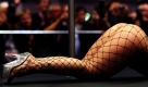 Besucher filmen und fotografieren in Berlin auf der erotischen Fachmesse Venus auf dem Messegelände unter dem Funkturm einen Striptease. 360 Aussteller aus 60 Ländern stellen ihre Produkte bis zum Sonntag vor.
 Foto: dpa