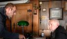 Ungeduldig versucht Matthias Auerbach (Heino Ferch, links) beim Redakteur (Traugott Buhre, rechts) des kleinen Heimatblattes etwas über die Sage des Ortes zu erfahren. Foto: ZDF