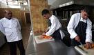 Chef Rami Mansur beobachtet streng die Arbeit seiner Auszubildenden an der Jerusalem Industrial Secondary School. Sie kochen für reiche Gäste - und am Ende doch nur für sich selbst. Foto: dpa