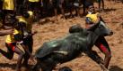 An den Hörnern gepackt: Ein Junge ergreift beim Jallikkattu genannten Bullenzähmer-Festival in südindischen Alanganallur. Der Kampf mit den Bullen ist traditioneller Bestandteil des indischen Erntedankfestes. Foto: apn