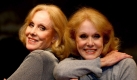 Die Kessler-Zwillinge, alias Alice und Ellen Kessler, sind wohl das berühmteste Zwillingspaar des deutschen Showgeschäfts. Seit einer Ewigkeit treten die beiden als Tänzerinnen, Schauspielerinnen und Entertainerinnen auf. Über ihr Leben als Zwilling sagte Alice in einem Interview: Es hat den Vorteil, dass man nie alleine ist, es hat aber auch den Nachteil, dass man nie alleine ist. Foto: dpa