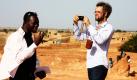 Der Regisseur Christoph Schlingensief (rechts) fotografiert Francis Kere, den Architekten des Operndorfes. Der Grundstein für das Dorf wurde heute vom Berliner Theater- und Filmregisseur Schlingensief persönlich im afrikanischen Burkina Faso gelegt. Foto: dpa