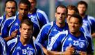 Die WM ist gerade vorbei, da geht es auch schon bald weiter mit der Bundesligasaison. Die Spieler vom FC Schalke 04, darunter Christoph Metzelder (Mitte rechts) bringen sich in Gelsenkirchen derweil in Form, um am 20. August fit in die neue Saison zu starten. Foto: ddp