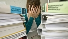 Für immer mehr Studenten wird die Hochschulausbildung zur Belastungsprobe. Zahlreiche Prüfungen, Hausarbeiten, Referate und notwendige Nebenjobs lassen sich in einem sechssemestrigen Studiengang kaum mehr unter einen Hut bringen. Foto: dpa