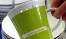 Drei Löcher im Tassenrand in eines Kaffeebechers für Linkshänder, aufgenommen am 06.01.2010 in der Kahla Thüringen Porzellan GmbH. Das Trinkgefäß ist eine Spezialanfertigung für einen Erfurter Händler, der ausschließlich Produkte für Linkshänder im Angebot hat. Die Kahla Thüringen Porzellan GmbH geht auf die Gründung eines Unternehmens von Christian Eckardt im Jahr 1844 zurück und ist heute eines der führenden Unternehmen in Deutschland für die Produktion von hochwertigem Hotel-, Gebrauchs- und Designporzellan. Im Jahr 2010 wird das Jubiläum '250 Jahre Thüringer Porzellan' begangen, dem mehrere Veranstaltungen, Sonderausstellungen und Symposien gewidmet sein werden. Foto: Jan-Peter Kasper/lth +++(c) ZB-FUNKREGIO OST - Honorarfrei nur für Bezieher des ZB-Regiodienstes+++ Foto: ZB-Regiodienst