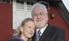 ARCHIV: Schleswig-Holsteins Ministerpraesident Peter Harry Carstensen (CDU) und seine Ehefrau Sandra umarmen sich in Wrixum auf Foehr nach ihrer standesamtlichen Trauung (Foto vom 31.12.09). Peter Harry Carstensen und seine Frau Sandra lassen sich sieben Monate nach ihrer standesamtlichen Eheschliessung auch kirchlich trauen. Die Trauungszeremonie solle am Samstag (26.06.10) in der evangelischen Kirche St. Catharinen in Westensee (Kreis Rendsburg-Eckernfoerde) stattfinden, sagte ein Vertrauter Carstensens der Nachrichtenagentur ddp am Donnerstag (24.06.10) in Kiel.(zu ddp-Text) Foto: Philipp Guelland/ddp Foto: dapd