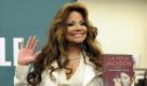 La Toya Jackson waves to photographers before a signing for her new book 'Starting Over,' Tuesday, June 28, 2011, in Los Angeles. The memoir chronicles her relationship with her late brother Michael Jackson, as well as other aspects of her life story. (AP Photo/Chris Pizzello) Foto: dapd