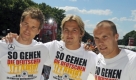 ARCHIV - Das Team der deutschen Fußball-Nationalmannschaft wird am 30.06.2008 auf der Fanmeile vor dem Brandenburger Tor in Berlin von seinen Fans gefeiert. Die Torleute Jens Lehmann (l-r), Rene Adler und Robert Enke feiern auf der Bühne. Nationaltorhüter Jens Lehmann wird seine Karriere in der deutschen Fußball-Nationalmannschaft beenden. Diesen Entschluss traf der 38-Jährige am Freitag (08.08.2008) in einem gemeinsamen Gespräch mit Bundestrainer Löw nach Angaben des Deutschen Fußball-BundesFoto: Gero Breloer dpa +++(c) dpa - Bildfunk+++ Foto: dpa