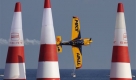 Tollkühne Flugmanöver zeigt der australischen Pilot Matt Hall während der Qualifikation für das Finale um das Red Bull Air Race World Championship in Barcelona. Ob es für ihn gereicht hat, ist nicht bekannt. Foto: ap