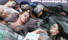 Mehrere als Fische verkleidete Aktivisten derTierrechtsorganisation Peta liegen auf demStachus inMünchen. Peta möchte mit dieser Aktion gegen das qualvolle Sterben vonFischen in Fischernetzen demonstrieren. Mit silber-blauemBodypainting und Flossen kostümiert liegen dieFische dafür tot in einemNetz. Foto: dpa