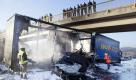 Bei einer Massenkarambolage auf der Autobahn 5 sind am Montagmorgen nahe der Ausfahrt Homberg zwei Menschen ums Leben gekommen. Ein Lkw sei um kurz vor 7 Uhr auf ein Stau-Ende aufgefahren, teilte ein Polizeisprecher mit. Daraufhin sei es zu einem Massencrash mit rund zehn Fahrzeuge gekommen. Ein Anhänger des Lastwagens brannte komplett aus. Foto: dapd