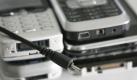 Führende Handy-Hersteller haben sich auf einen einheitlichen Standard für Ladegeräte geeinigt. Die erste Generation der neuen Mobiltelefone, die nicht mehr nur mit einem bestimmtem Netzteil aufgeladen werden können, solle von 2010 an erhältlich sein, teilte die EU-Kommission mit. Damit brauchen Handy-Nutzer nicht jedes Mal ein neues Ladekabel, wenn sie von einem Handy-Hersteller zu einem anderen wechseln. Foto: dpa
