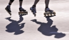 Die Sonne wirft in Berlin die Schatten von Inline Skatern des Berlin Marathons auf den Asphalt. Fast 8000 Skater gingen einen Tag vor dem Marathon der Laeufer auf die 42,195 Kilometer lange Strecke. Foto: ap