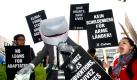 Umweltaktivisten protestieren am Montag, 31. Mai 2010, in Bonn, Nordrhein-Westfalen, unter anderem als 'Klima-Kredithai' verkleidet vor Beginn der UN-Klimakonferenz. Sie fordern Zuschuesse anstelle von Krediten fuer die Bewaeltigung der Klimafolgen in Entwicklungslaendern. (apn Photo/Roberto Pfeil) --- Activists, among them one dressed as a symbolic 'Climate Loan Shark', protest against the climate change prior to the start of the UN climate conference in Bonn, Germany, on Monday May 31, 2010. They warned that the $100billion a year pledged by rich nations to help fight climate change could fail the poorest people. (apn Photo/Roberto Pfeil) Foto: ap