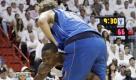 David gegen Goliath: Hier kollidiert 2,13-Meter-Riese Nowitzki mit dem nur zwei Zentimeter kleineren Heat's-Forward Chris Bosh, der sich jedoch offensichtlich ganz klein gemacht hat. Gegen Bosh zog sich Nowitzki übrigens seine Fingerverletzung zu. Foto: dapd