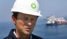 

BP-Chef Hayward «am Boden zerstört»
Vorspann: 	
Text: 	

Washington (dpa) - BP-Chef Tony Hayward ist nach eigenen Angaben wegen der Explosion der Bohrinsel mit elf Toten und der anschließenden Ölpest am Golf von Mexiko «am Boden zerstört».

Es tue ihm «zutiefst leid», dass die Katastrophe passiert sei, heißt es nach US-Medienberichten in einer schriftlichen Erklärung, die er für seinen Auftritt am Donnerstag vor einem Kongressausschuss vorbereitet hat.

In dem Papier, über das der Sender CNN am Mittwoch vorab berichtete, gibt Hayward ferner zu, dass die Sicherheitsmaßnahmen und -technologien bei Tiefseebohrungen «deutlich» verbessert werden müssten. Er erklärt, dass die Katastrophe «niemals hätte geschehen dürfen». BP werde tun, «was wir können, um sicherzustellen, dass das nicht noch einmal passiert».

Bereits zuvor hatte sich der britische Konzern bereiterklärt, einen Treuhandfonds im Umfang von 20 Milliarden Dollar einzurichten: Aus diesem Topf sollen die Ölpest-Opfer entschädigt werden. Außerdem will BP 100 Millionen Dollar für Ölarbeiter bereitstellen, die durch die Katastrophe arbeitslos geworden sind. Diese Maßnahmen wurden bei einem Treffen mit Präsident Barack Obama am Mittwoch im Weißen Haus vereinbart, an dem der Aufsichtsratsvorsitzende Carl-Henric Svanberg und auch Hayward teilnahmen.

Anschließend teilte Svanberg mit, dass BP angesichts der Katastrophen-Kosten in diesem Jahr keine Dividenden an seine Teilhaber auszahlen wird. Er entschuldigte sich außerdem im Namen der BP-Beschäftigten für die Tragödie.

Trotz dieser Schritte kommt auf Hayward am Donnerstag ein schwerer Gang zu: Der BP-Chef muss sich bei der geplanten Anhörung im Energie- und Handelsausschuss des Abgeordnetenhauses auf einen Sturm der Kritik einstellen. Hayward ist in den acht Wochen seit Beginn der Katastrophe in den USA sozusagen zum «Gesicht der bösen BP» geworden. Nicht nur spielte er das Ausmaß des Desasters zunächst herunter, er beklagte sich auch darüber, wie zeitaufwändig der Kampf gegen die Katastrophe sei: «Ich will mein Leben zurückhaben.» Obama selbst war so wütend auf Hayward, dass er noch vor kurzem in einem Interview sagte, dass er den BP-Chef schon längst gefeuert hätte - wenn er es könnte.

In seiner vorbereiteten Erklärung zum Auftakt der Anhörung entschuldigt sich auch Hayward nun, so der Sender CNN: «Ich begreife die schreckliche Realität der Situation voll und ganz.» Die Unglücksursache ist nach seinen Worten noch nicht geklärt. Der BP- Chef spricht von einem komplexen Vorfall und einer noch nie dagewesenen Kombination von Problemen. Seine «Trauer» über das Unglück sei mit jedem Tag gewachsen, schildert er weiter.

Website der am Einsatz beteiligten US-Behörden und Unternehmen: www.deepwaterhorizonresponse.com Foto: dpa