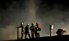 Einsatzkräfte der Feuerwehr untersuchen in der Nacht auf Donnerstag (19.08.2010) in München (Oberbayern) mit Hilfe der Wärmebildkamera einen Brand in einer KFZ-Werkstatt. Beim Eintreffen der rund 80 Einsatzkräfte stand nach ersten Angaben der Berufsfeuerwehr München das 20x30 Meter große Gebäude in Vollbrand. Angaben zur Ursache konnte die Feuerwehr bislang noch nicht machen. Die Nachlöscharbeiten werden noch mehrere Stunden andauern. Foto: Marc Müller dpa/lby +++(c) dpa - Bildfunk+++ Foto: dpa