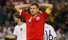 Ein frustrierter Kapitän: Während die deutschen Spieler im Hintergrund jubelten, war Steven Gerrard nach dem Abpfiff am Boden zerstört. Foto: ap