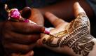 Vorbereitungen für das Karwa-Chauth-Fest im indischen Allahabad: Eine Frau lässt sich von einem Künstler mit einem Henna-Tattoo verzieren. Bei dem Fest beten verheiratete Hindu-Frauen für die Gesundheit ihrer Männer. Foto: dapd