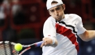 Der deutsche Spieler Benjamin Becker spielt einen Ball zurück an den russischen Gegenspieler Nikolay Davydenko. Das Spiel findet im Rahmen der BNP Paribas 2009 in Paris statt. Foto: dpa