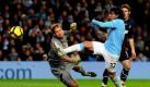 Carlos Tevez von Manchester City verpasst nur knapp die Chance, den Ball bei ins gegnerische Tor zu befördern. Manchester City spielte gegen die Bolton Wanderers, das Spiel endete 2:0 für Manchester City. Foto: dpa