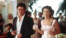 Die Schriftstellerin Gwen Cummings (Sandra Bullock) amüsiert sich in dem neuen Kinofilm '28 Tage' (Szenenfoto) mit ihrem Freund Jasper (Dominic West) auf dem Hochzeitsempfang ihrer Schwester. Als Gwen allerdings nach der Feier volltrunken eine Limousine stiehlt und damit in ein Haus rauscht, ist erstmal Schluss mit dem Lotterleben: Sie wird von einem Gericht zu 28 Tagen Zwangsaufenthalt in einer Reha-Klinik verurteilt, um ihren Alkohol- und Tablettenkonsum in den Griff zu kriegen. Auf der Suche nach sich selbst erkennt Gwen schließlich, dass das Leben nicht nur eine einzige große Party ist... Starttermin des Dramas von Regisseurin Betty Thomas ist der 04.05.2000. dpa (zu dpa-KORR ''28 Tage': Sandra Bullock als Alkoholikerin' am 30.04.2000) Foto: dpa