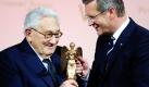 Bundespräsident Christian Wulff übergibt dem ehemaligen US-Außenminister Henry Kissinger in Berlin den Preis «Goldene Victoria für das Lebenswerk» des Verbandes Deutscher Zeitschriftenverleger. Der Verband ehrt damit Persönlichkeiten, die sich um Gesellschaft, Politik, Wirtschaft und Integration verdient gemacht haben. Foto: dapd