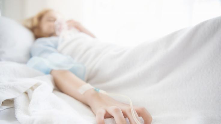 Die Fürsorge des Vaters brachte das Mädchen ins Krankenhaus.