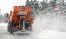 Ein Raeumfahrzeug faehrt auf der Landstrasse zwischen Gotha und Suhl in der Naehe von Oberhof (Foto vom 17.12.05). Am Dienstag (05.01.10) meldeten Hersteller, Kommunen und Landesbetriebe, dass das Streusalz knapp wird. Betroffen sollen besonders Niedersachsen, Bremen und Nordrhein-Westfalen sein.
 Foto: ddp