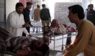 Verletzte Menschen nach einem Selbstmordanschlag in Bannu, Pakistan. Bei dem Anschlag kamen mindestens sechs Menschen ums Leben. Foto: dpa