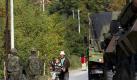 Ein Albaner passiert einen KFOR-Konvoi deutscher und österreichischer Soldaten im Nordkosovo. Foto Valdrin Xhemaj, dpa Foto: dpa
