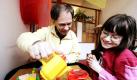P-16008182067
Pastor Lothar Bublitz schenkt am Freitag (04.04.08) in Bremen im Stadtteil Huchting im Kindergarten der evangelischen St. Matthaeus-Gemeinde an einem Spieltisch der neunjaehrigen Sahar El Masri zum Abendessen Tee ein. Das knappe 'Hartz IV'-Geld geht ihrer alleinerziehenden Mutter oft schon Tage vor dem Monatsende aus. Sahar teilt sich ihr Kinderzimmer mit der Mutter, war noch nie im Urlaub, nicht mal fuer die Mitgliedschaft im Turnverein reicht das Geld. Deshalb ist Gertrud El Masri froh, dass ihre Tochter in der evangelischen St. Matthaeus-Gemeinde ein 'zweites Zuhause' gefunden hat. 80 ehrenamtliche Helfer bieten kostenlosen Gitarrenunterricht, Bastel- und Spielenachmittage, Fahrradworkshops, Hausaufgabenhilfe und Jugendtreffs an.
 Foto: dapd
