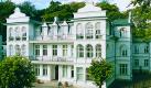 Die Fassade der Villa Astrid im Seebad Bansin ist sehr maritim gehalten. Diese zieren unzählige kleine Muscheln. Außerdem sehenswert: viele kleine Zierelemente sowie das Jugendstil-Treppenhaus. Foto: www.usedom.de