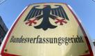 Hinweisschild vor dem Bundesverfassungsgericht in Karlsruhe. Foto: Uli Deck Foto: dpa