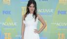 Liebe Rachel Bilson: Wir lieben ihre Frisur und ihr weißes Minikleid. Aber Booties zum Walle-Walle-Outfit? Das ist doch so 2007! Foto: dapd