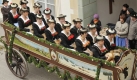 Frauen sitzen in Benediktbeuern (Bayern) bei der traditionellen Leonhardifahrt auf einem Wagen. Um die 50 Wagen fahren vom Dorfplatz zum Kloster, wo im Anschluss in der Basilika ein Gottesdienst stattfindet. Von der Verehrung des heiligen Leonhard erhoffen sich die Bauern Beistand in allen Lagen. Foto: ddp