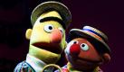 Ernie und Bert sollen heiraten. Was nach einem Scherz klingt, verlangen etwa 5000 Befürworter einer Onlinepetition. Die beiden Puppen der Sesamstraße sollen als Zeichen für die Gleichberechtigung von homosexuellen Paaren vor den Traualtar treten. Foto: dapd