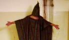 Sandsack über dem Kopf, einen grauen Fetzen am Leib, die Arme zur Seite ausgestreckt, Drähte für Elektroschocks an den Fingern. Dieses Bild des gefolterten Satar Jabar im US-Lager Abu Ghraib ging 2004 um die Welt. Foto: dapd