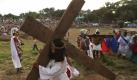 In Panama stellt ein Gläubiger die Kreuzigung Jesu Christi an Karfreitag nach. Ostern gilt als wichtigstes Fest der Christen. Foto: ap