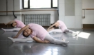 Ballettschülerinnen des Nationaltheaters China dehnen sich. Das Theater feiert seinen 50. Geburtstag. Foto: ap