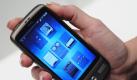 Android überholt iPhone beim Smartphone-Absatz in den USA
Vorspann: 	
Text: 	

San Francisco/Berlin (dpa) - Smartphones mit dem Google- Betriebssystem Android finden in den USA erstmals mehr Käufer als das iPhone von Apple. Nach neuen Zahlen des Marktforschungsinstituts Nielsen erreichten die neu verkauften Android-Smartphones im Zeitraum von März bis August einen Anteil von 32 Prozent. Danach folgen das Blackberry des Herstellers RIM mit 26 Prozent und das iPhone mit 25 Prozent, wie Nielsen am Dienstag (Ortszeit) mitteilte. Im Januar lag das Blackberry beim Sechsmonatsabsatz in den USA noch mit 34 Prozent vorn, vor dem iPhone mit 32 und Android mit damals erst 14 Prozent.

Bei allen Smartphone-Nutzern in den USA, die bereits ein solches Gerät gekauft hatten, liegt das Blackberry mit 31 Prozent aber noch auf dem ersten Platz, gefolgt vom iPhone mit 28 und Android mit 19 Prozent. Das auf der Basis von Linux entwickelte Google-System wird von Mobiltelefonen unterschiedlicher Hersteller wie Motorola, HTC oder Samsung genutzt. Der Smartphone-Experte Tony Bradley von der Zeitschrift «PC World» nannte die rigide Kontrolle von Apple über Hardware und Software sowie die Exklusiv-Vereinbarung mit dem Mobilfunkbetreiber AT&T als Hauptgründe für den rückläufigen Marktanteil des iPhones in den USA.

# dpa-Notizblock   ## Internet - [Nielsen-Daten](http://dpaq.de/WhvWT)

* * * * Die folgenden Informationen sind nicht zur Veröffentlichung bestimmt   ## dpa-Kontakte - Autoren: Andy Goldberg, Peter Zschunke, +49 30 285232150, - Redaktion: Andreas Hoenig, +49 30 285232242,

dpa pz yyon n1 hoe
Ressort: 	Wirtschaft
 Foto: dpa