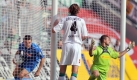 ... in der zweiten Halbzeit holte Hoffenheim auf und gewann am Ende mit 4:2. Nach dem Anschlusstreffer holt Vedad Ibisevic den Ball aus dem Tor. Foto: dpa