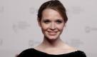 ARCHIV: Schauspielerin Karoline Herfurth posiert in Hamburg bei der Verleihung des Henri Nannen Preises 2011 auf dem Roten Teppich (Foto vom 06.05.11). Fuer ihre Rollen in Tom Tykwers 'Das Parfum' (2006) und in Caroline Links 'Im Winter ein Jahr' (2008) war Karoline Herfurth gleich mehrfach als beste Newcomerin ausgezeichnet worden. Aus dem Status der Nachwuchsschauspielerin ist die 27-jaehrige Berlinerin inzwischen laengst entwachsen und hat sich als eine der wichtigsten deutschen Darstellerinnen ihrer Generation etabliert. Nun spielt sie in Hans Steinbichlers Familienmelodram 'Das Blaue vom Himmel' (Kinostart 2. Juni) die junge Deutsch-Lettin Marga, die sich 1939 aus verzweifelter Liebe zu einem folgenreichen Verrat hinreissen laesst. dapd-Korrespondent Axel Schock hat sich mit der Karoline Herfurth ueber ihren neuen Film, ihre Flugangst und die Doppelbelastung als Studentin und Schauspielerin unterhalten. (zu dapd-Text)
Foto: Philipp Guelland/dapd Foto: dapd