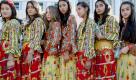 Roma, or Gypsy girls wearing traditional outfits, wait for the start of an event labeled The Dignity March, meant to encourage the Romanian Roma community members to declare their ethnicity in this year's population census, in Bucharest, Romania, Saturday, Oct. 1, 2011. Romania, a European Union member state since 2007 is home to one of the largest traditional Gypsy, or Roma, communities in Europe. The official figures say there are about 500,000 Roma people in Romania but the actual numbers are likely to be higher since many do not declare their ethnicity in census fearing discrimination.(AP Photo/Vadim Ghirda) Foto: dapd