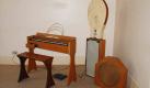 Die Ondes Martenot (Plural; französisch für „Martenot-Wellen“; bei ihrer Vorstellung im Jahre 1928 Ondes Musicales, „Musikalische Wellen“ genannt) sind ein monophones elektronisches Musikinstrument.

Es wurde von seinem Namensgeber, dem französischen Musikpädagogen und Radioamateur Maurice Martenot, erfunden, angeregt durch ein Treffen mit dem Erfinder des Theremin, Lev Sergejewitsch Termen, im Jahre 1923. Wie das Theremin beruhen auch die Ondes Martenot auf dem Prinzip des Schwebungssummers, dessen Klang mit elektronischen Filtern verändert werden kann. Das elektronische Tasteninstrument mit 7 Oktaven Umfang wird mit der rechten Hand über ein Manual gespielt, während gleichzeitig mittels eines Ringes Glissandi, Dynamik und Klangfarbe gesteuert werden. Der Ring für Glissandi sitzt auf einem Draht, der parallel zur Tastatur geführt ist. Auf frühen Versionen des Instruments wird die Tonhöhe nur über den Ring gesteuert, die Tastatur diente allein zur visuellen Orientierung. Mit der linken Hand kann der Spieler die Lautstärke regeln und durch Filter die Klangfarbe beeinflussen.

Von den frühen Instrumenten der elektronischen Musik gilt es als dasjenige, das am weitesten verbreitet war. Es wurde von bedeutenden Komponisten besonders aus Frankreich verwendet, unter anderem von Olivier Messiaen, Darius Milhaud, Arthur Honegger, André Jolivet, Charles Koechlin und Edgar Varèse. In die Filmmusik hielt das Instrument Einzug durch Komponisten wie dem Franzosen Maurice Jarre, aber auch durch den US-Amerikaner Elmer Bernstein. Foto: Wikipedia/ Gene.arboit